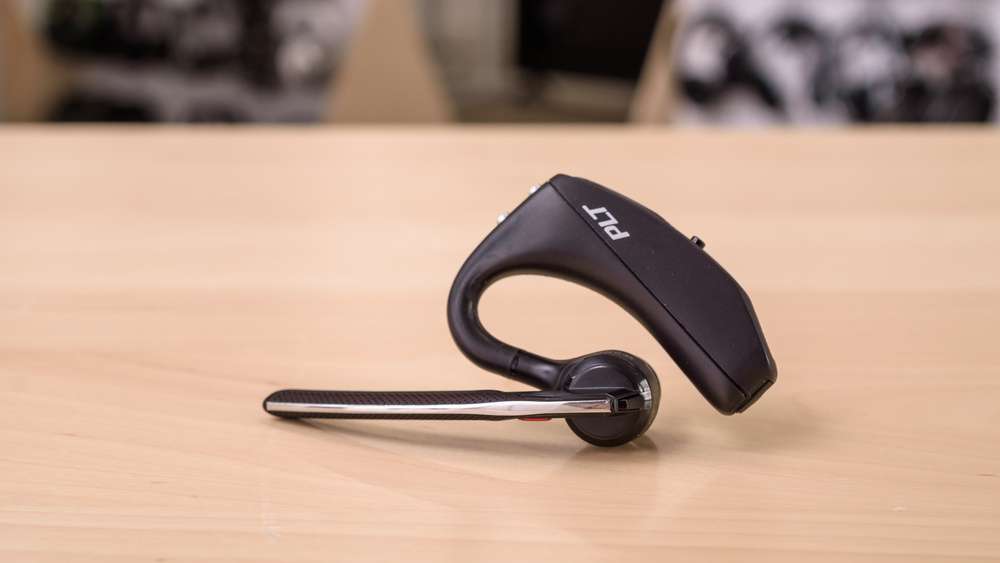 how to charge plantronics voyager headset